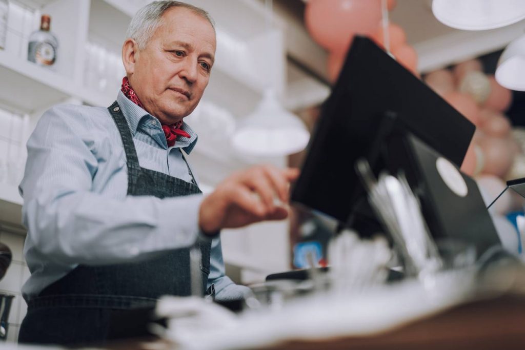 missouri man working as a cashier