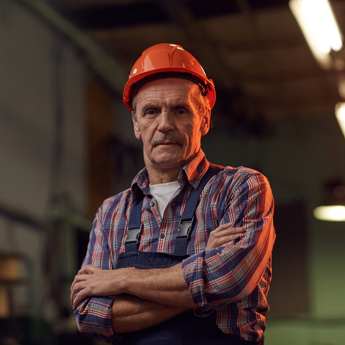 older missouri worker with a hard hat on